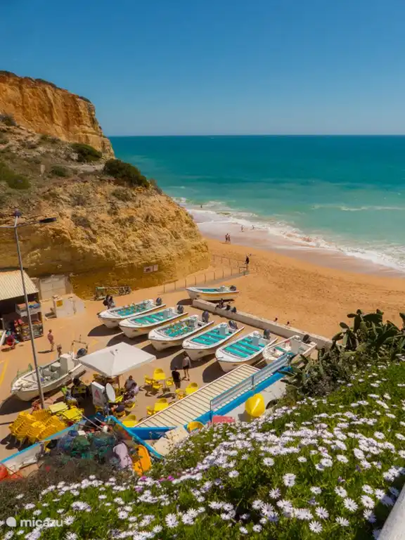 Playa de Benagil. Desde aquí se pueden realizar excursiones en barco a las cuevas del Algarve.