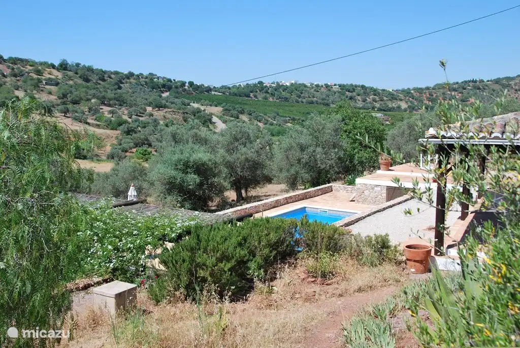 La vista sobre el auténtico valle tranquilo con el pueblo de Santa Margarida a lo lejos en la cresta.