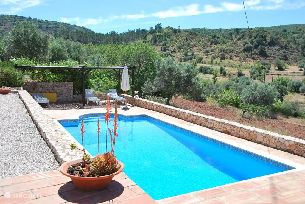En la terraza inferior con piscina, la pérgola con protección solar y sombrilla también es un buen lugar para quedarse en los días calurosos. La terraza se puede cerrar con una puerta para la seguridad de los niños.