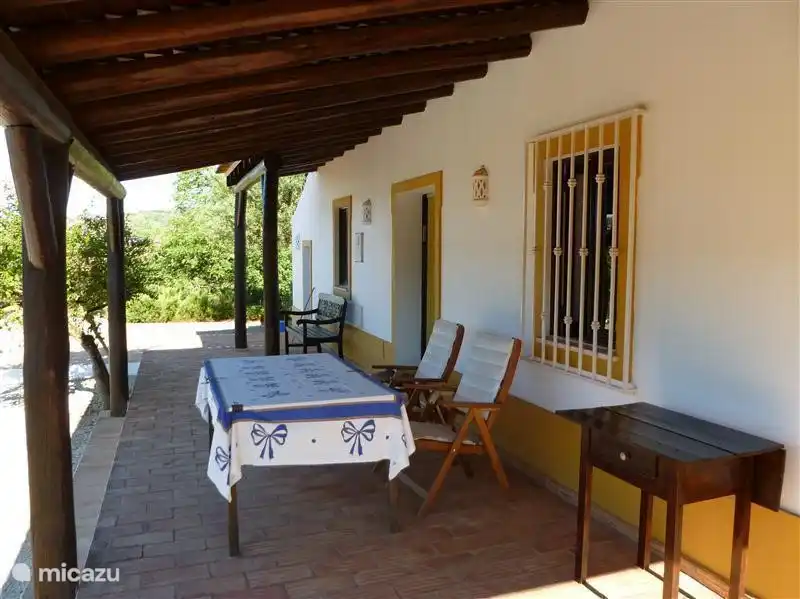 Hay mucha sombra en la terraza en dos lados de la casa.