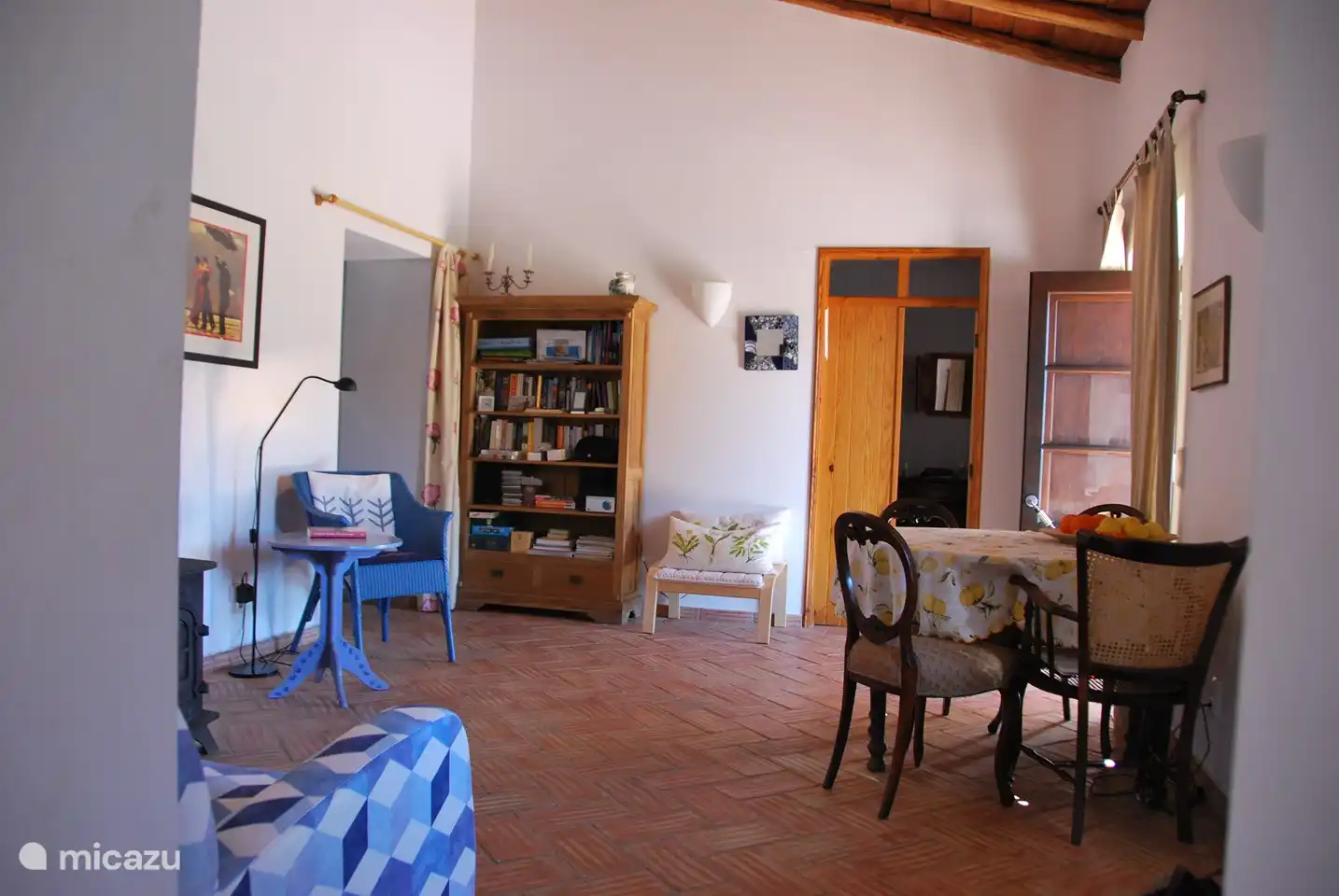 Amplio y acogedor salón con puertas francesas a la terraza a la derecha.
La abertura de la izquierda conduce al espacio intermedio con TV/DVD, el baño y el segundo dormitorio. La puerta en la pared trasera es la del dormitorio principal.