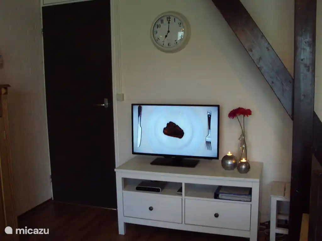 In the living room you have access to a widescreen HD TV with satellite reception. So you watch Dutch TV. We also have a Chromecast.