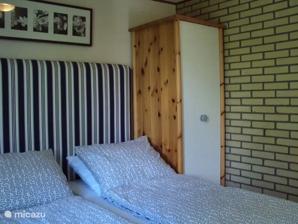 Two of the three bedrooms have comfortable beds comforthoogte.Op on the mattresses are 1-person four-season duvets (140 x 220 cm) and for each a pillow.
There is also plenty of storage in the bedrooms.
