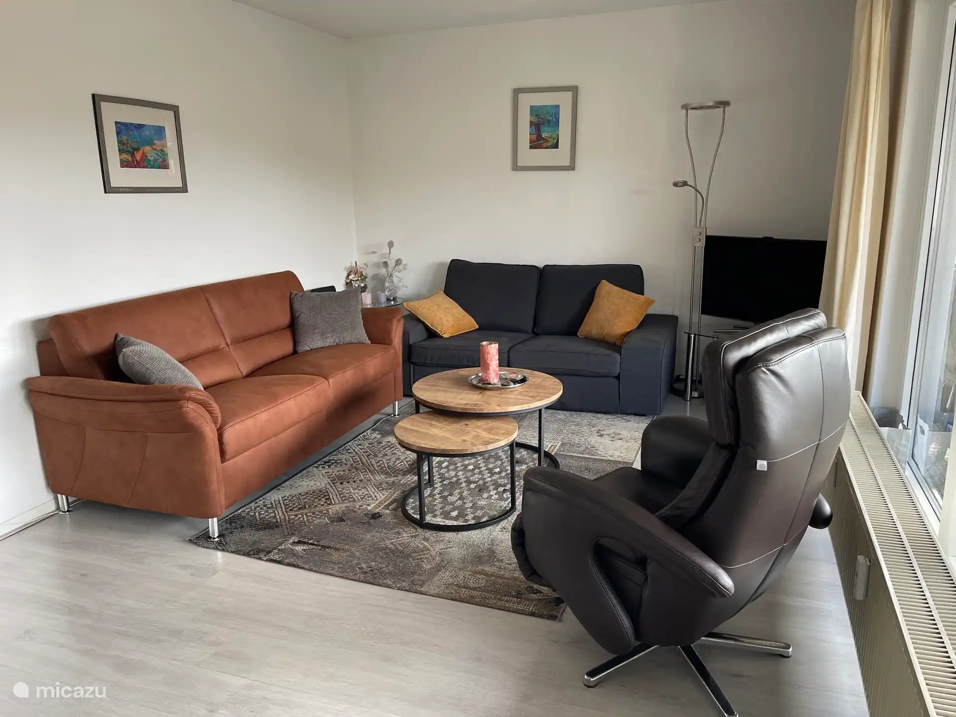De zithoek, comfortabele banken en een relaxfauteuil