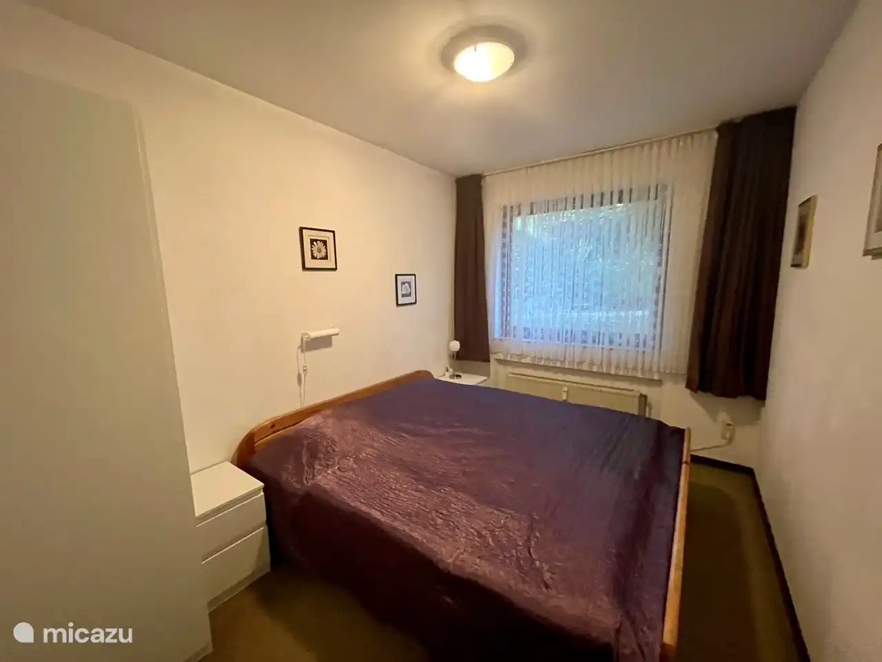 Schlafzimmer mit Bett mit 2 Einzelmatratzen 90x200