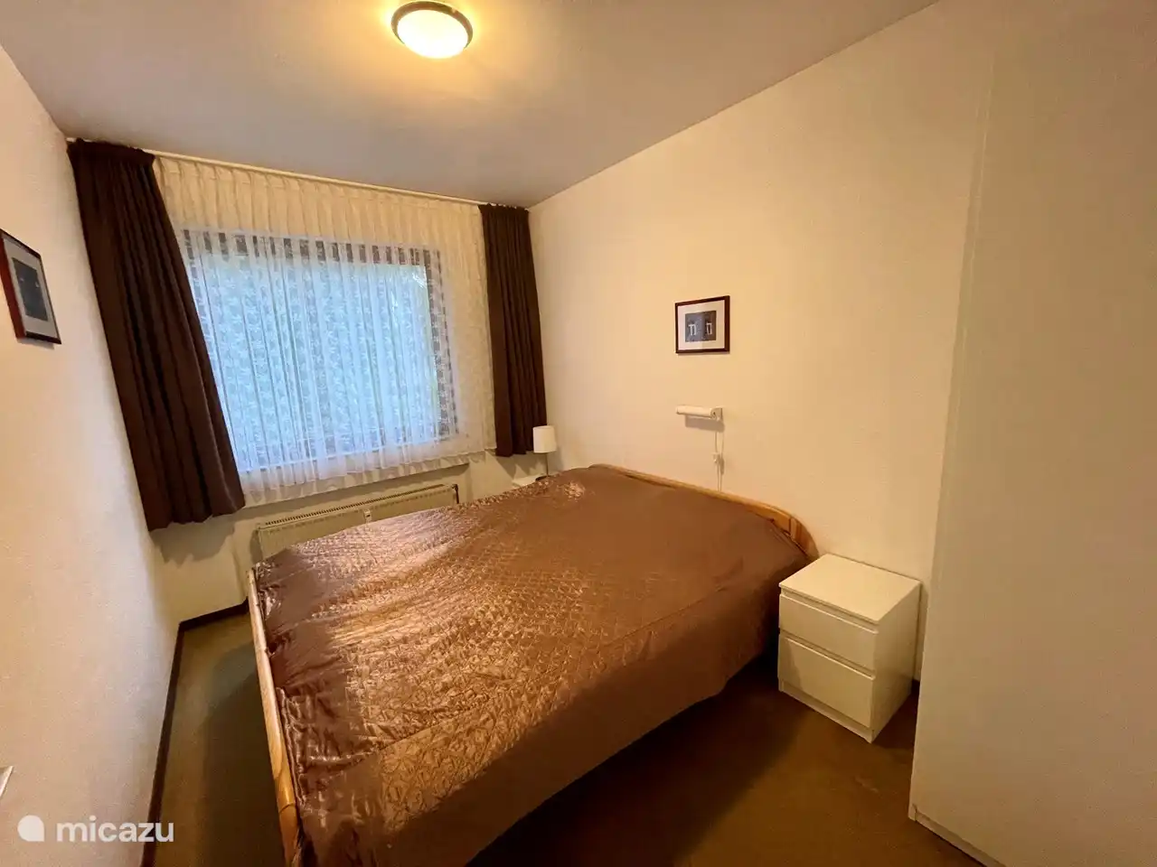 Schlafzimmer mit Bett mit 2 Einzelmatratzen 80x200