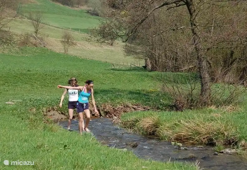 Die unmittelbare Umgebung, im Bach spielen