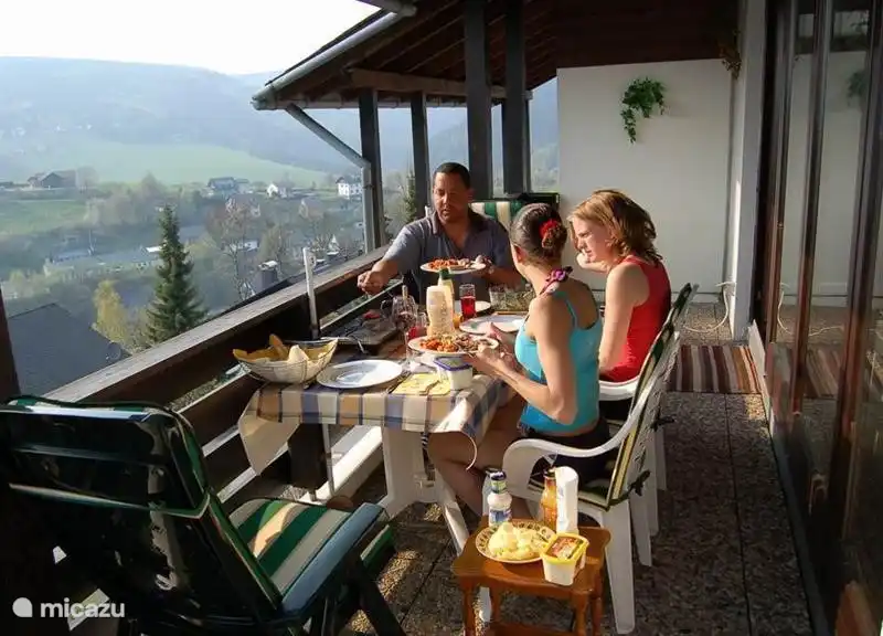 Auf der Terrasse können Sie grillen