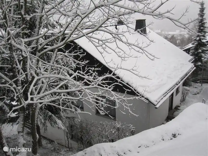 Dies ist das Haus von dem Fußweg aus gesehen, der direkt über dem Haus verläuft und von dem aus Sie direkt in den Wald gehen. Im Winter ist es wie eine Weihnachtskarte. Hier das Haus während eines Schneesturms.