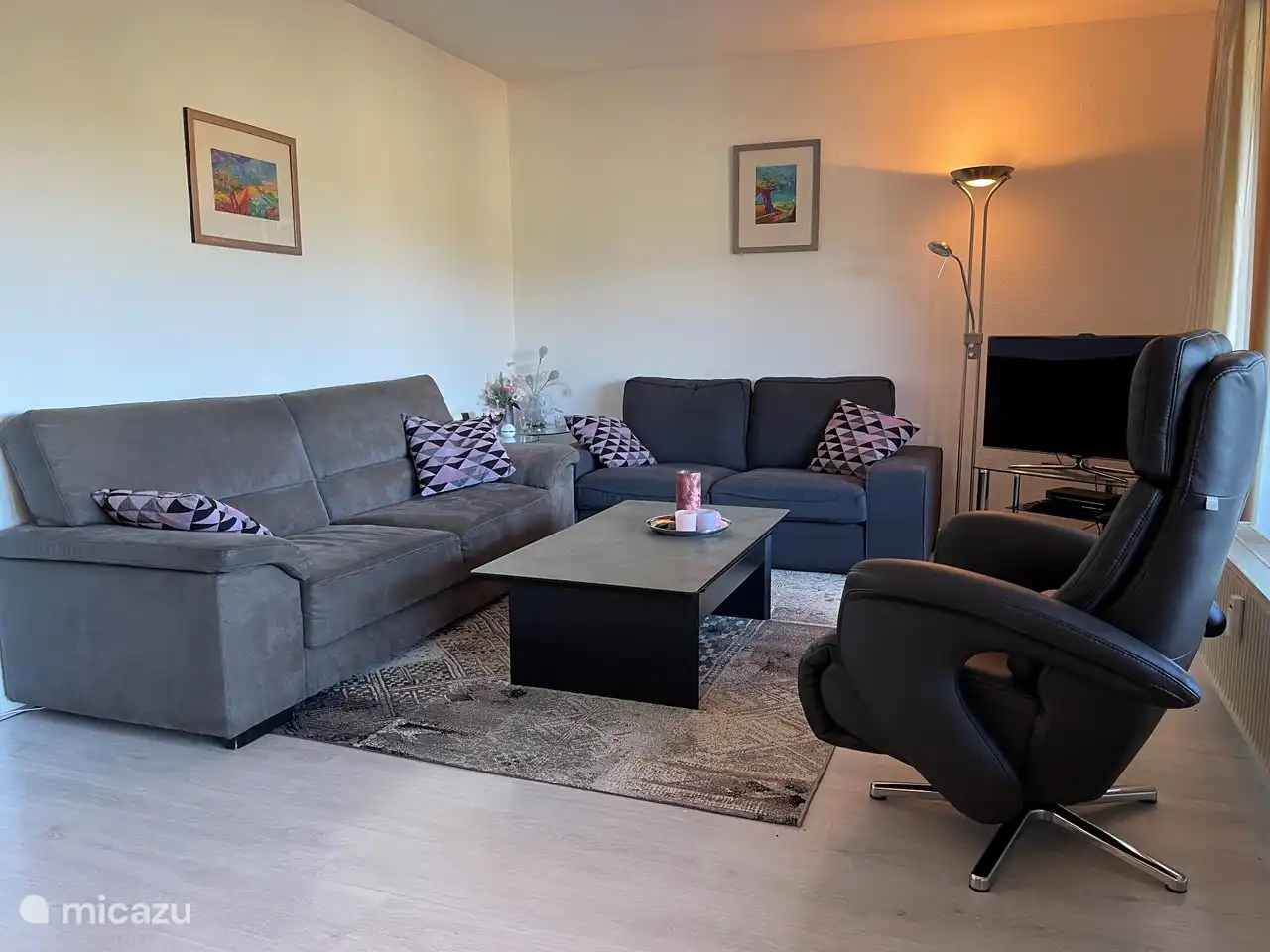 Die Sitzecke, bequeme Sofas und ein entspannender Sessel.