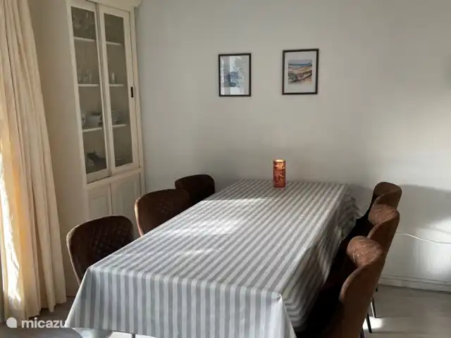 Maison Bergzicht | Allemagne, Sauerland, Willingen - appartement La salle à manger avec vaisselier