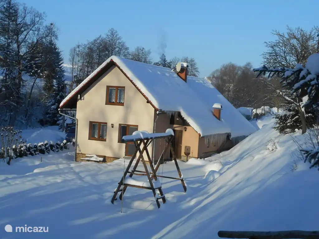 Esta casa de vacaciones se encuentra en una zona tranquila cerca de Vrchlabi y está totalmente equipada (incluyendo lavavajillas, sauna, sala de juegos) También hay muchos juegos en el jardín cerrado con una amplia terraza. Un entorno ideal, tanto en verano como en invierno!!!!