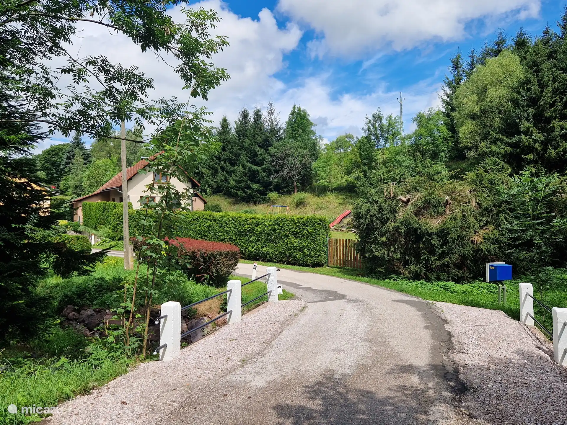Situado en una carretera tranquila para el tráfico local.