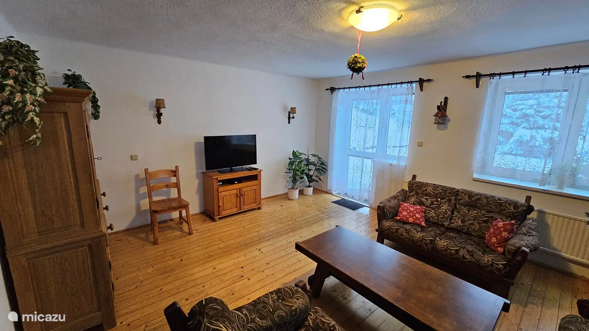 Amplio salón con acceso a terraza. TV con canales holandeses, DVD, radio, etc.