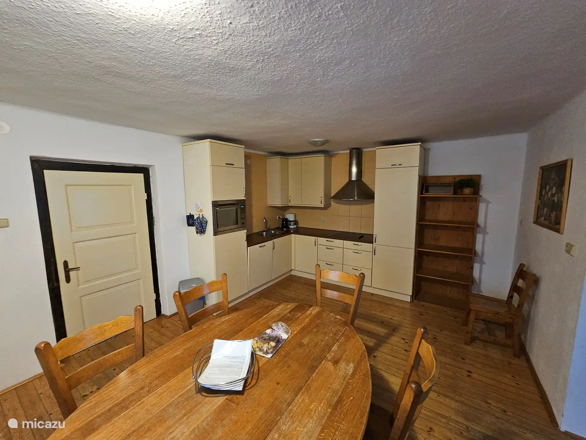 la acogedora y espaciosa cocina con zona de comedor y, entre otras cosas, horno combinado, lavavajillas y frigorífico/congelador