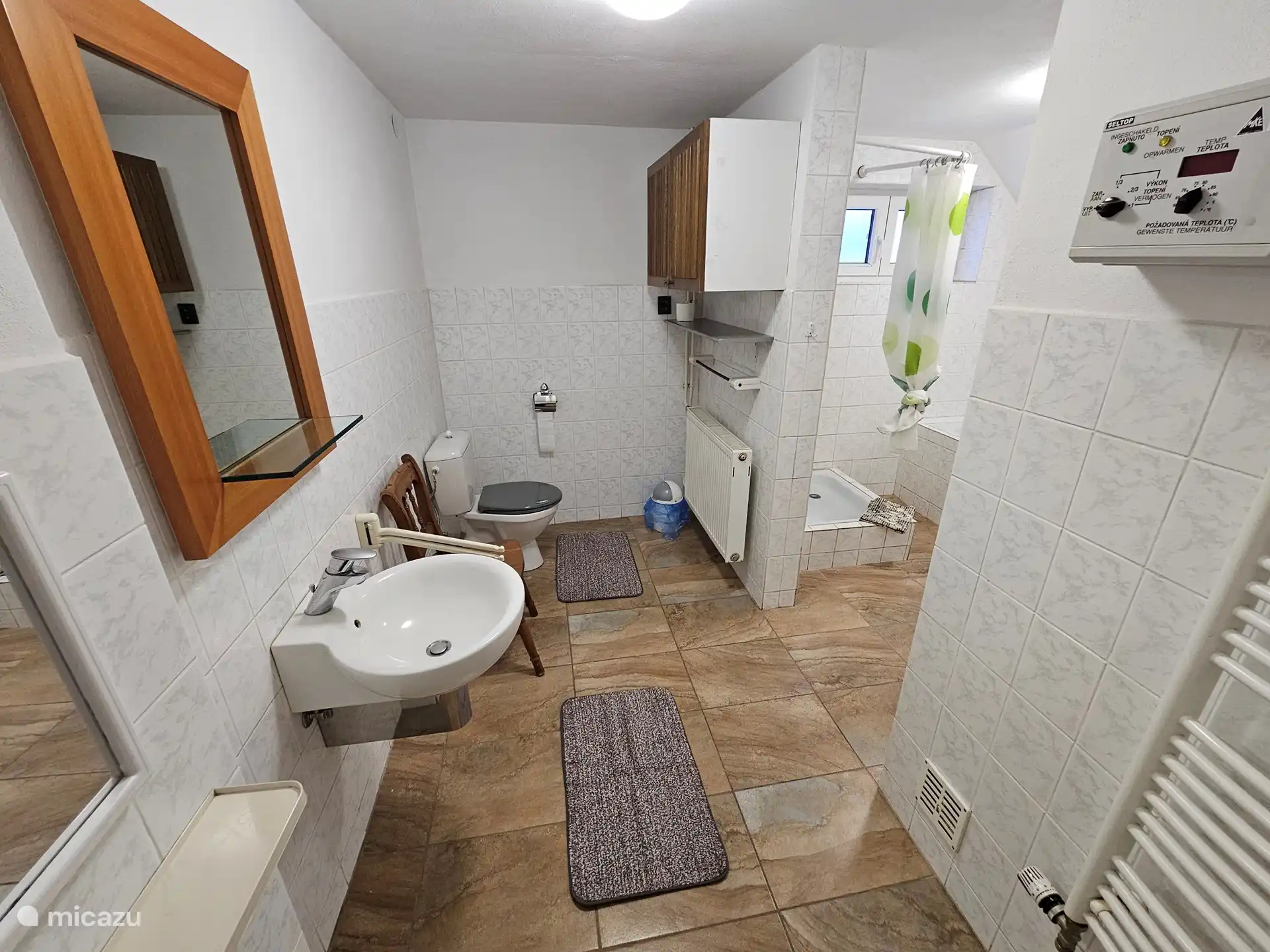 cuarto de baño con ducha, bañera, lavabo, WC y sauna