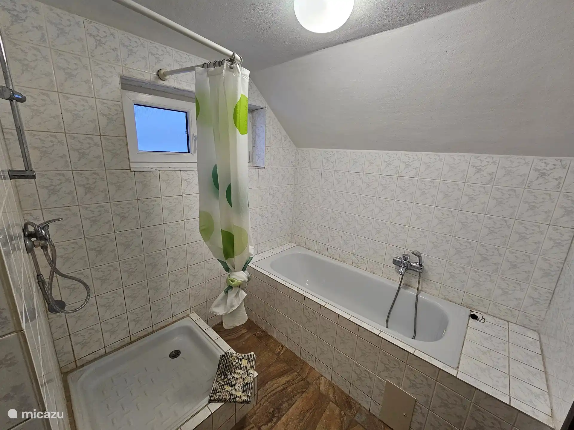 cuarto de baño con ducha, bañera, lavabo, WC y sauna