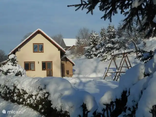 Esta casa de vacaciones se encuentra en una zona tranquila cerca de Vrchlabi y está totalmente equipada (incluyendo lavavajillas, sauna, sala de juegos) También hay muchos juegos en el jardín cerrado con una amplia terraza. Un entorno ideal, tanto en verano como en invierno!!!!