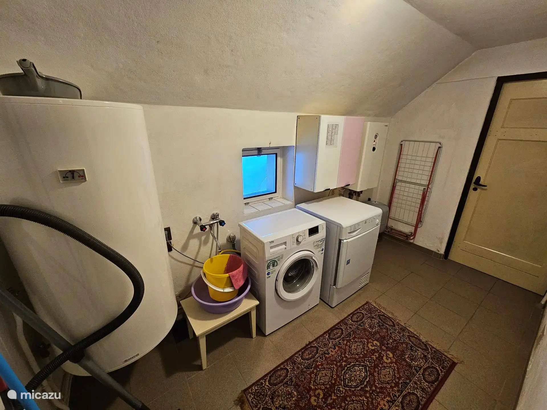 Cuarto de lavado con lavadora y secadora.