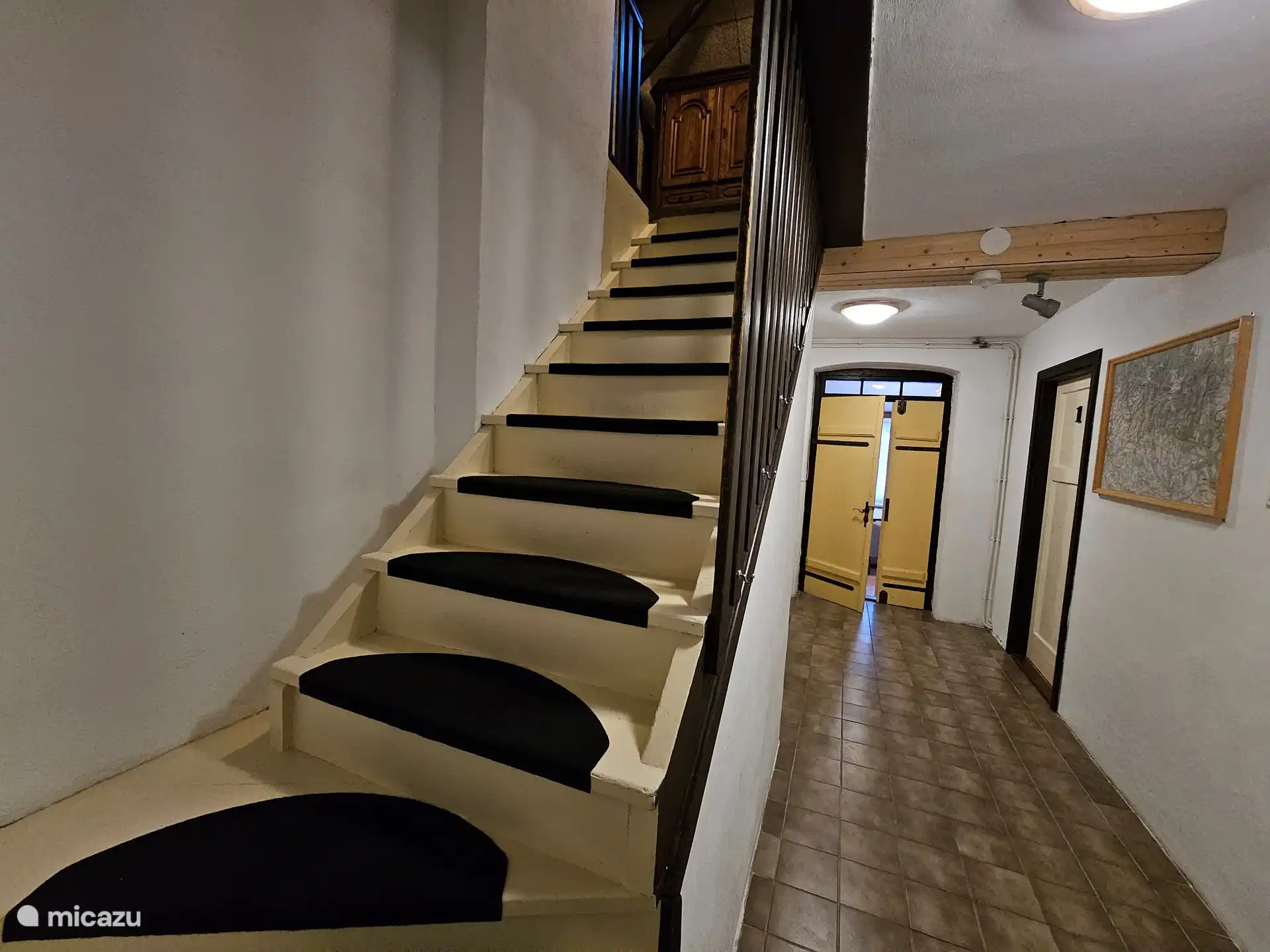 Pasillo con escaleras al piso superior.
