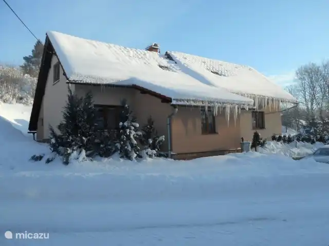 Esta casa de vacaciones se encuentra en una zona tranquila cerca de Vrchlabi y está totalmente equipada (incluyendo lavavajillas, sauna, sala de juegos) También hay muchos juegos en el jardín cerrado con una amplia terraza. Un entorno ideal, tanto en verano como en invierno!!!!