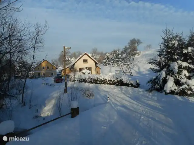 Esta casa de vacaciones se encuentra en una zona tranquila cerca de Vrchlabi y está totalmente equipada (incluyendo lavavajillas, sauna, sala de juegos) También hay muchos juegos en el jardín cerrado con una amplia terraza. Un entorno ideal, tanto en verano como en invierno!!!!