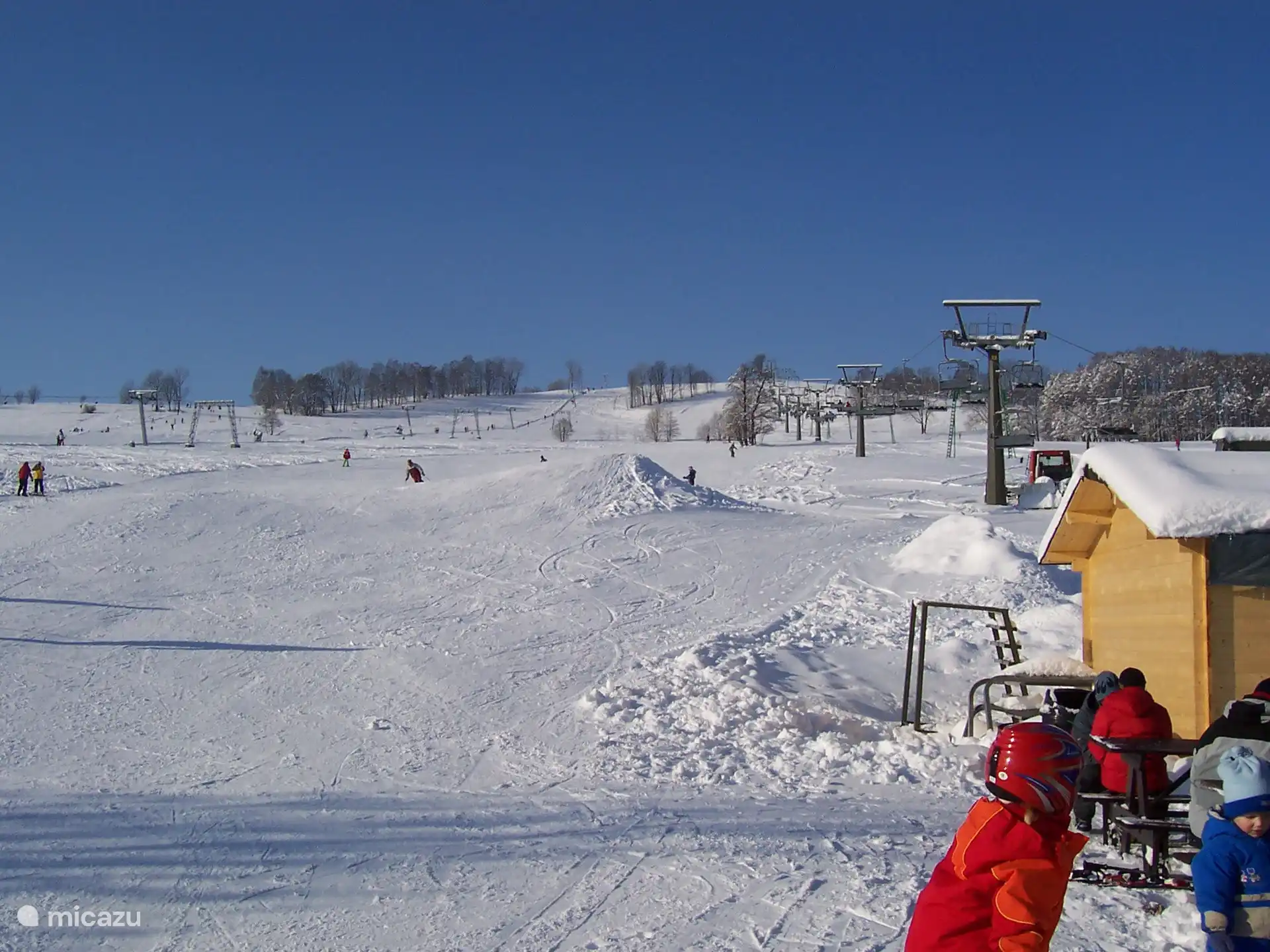 Hermosas pistas de esquí a 6 km de la casa !! ¡Perfecto para principiantes y familias! 2 telesillas, 2 telesquíes, colchoneta rodante, alquiler de esquís, escuela de esquí y snowboard, restaurantes en el lugar. Aparcamiento en la parte inferior de los ascensores.