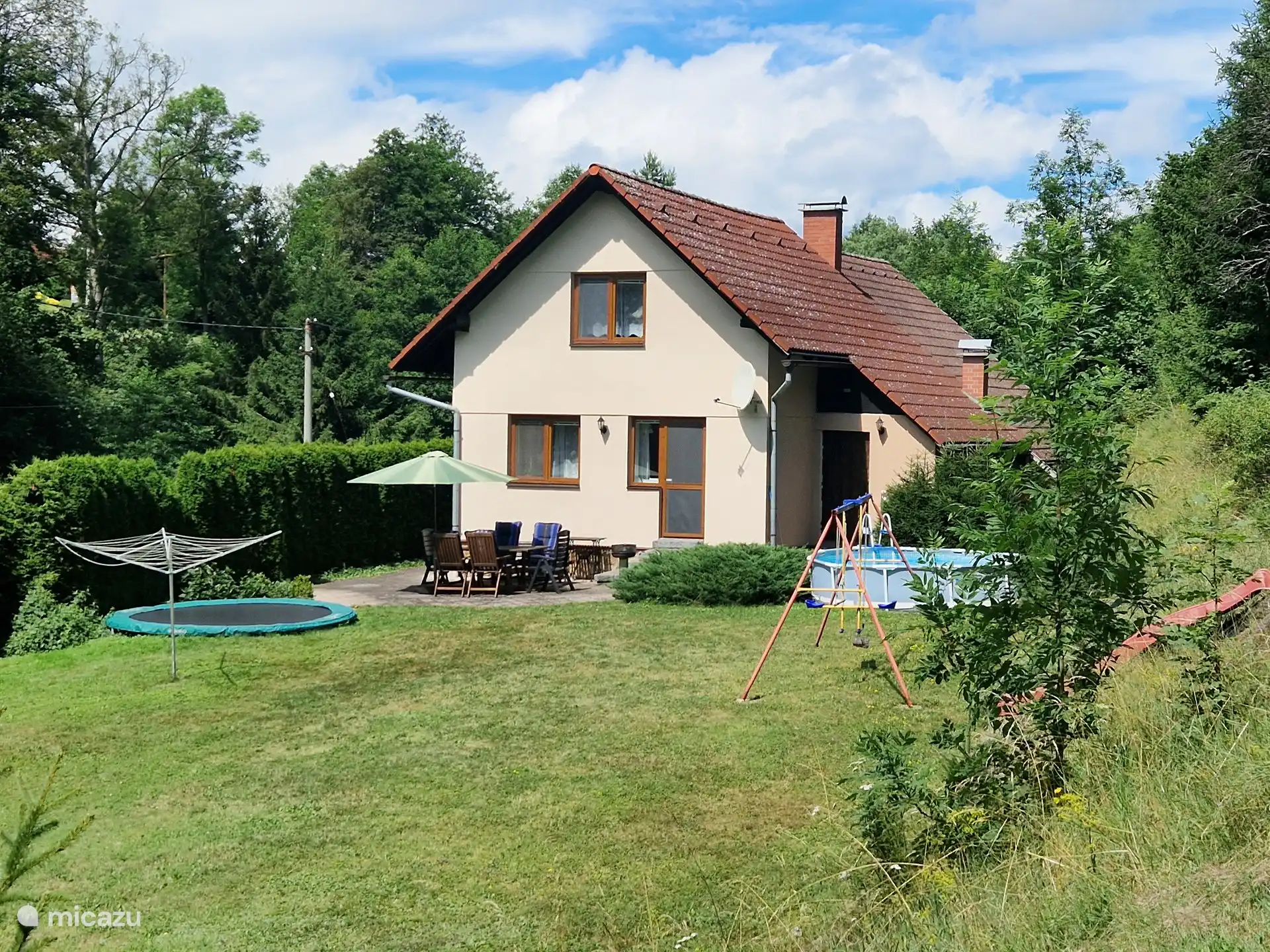 Gran jardín con gran terraza, muebles de jardín, piscina, cama elástica grande, columpio