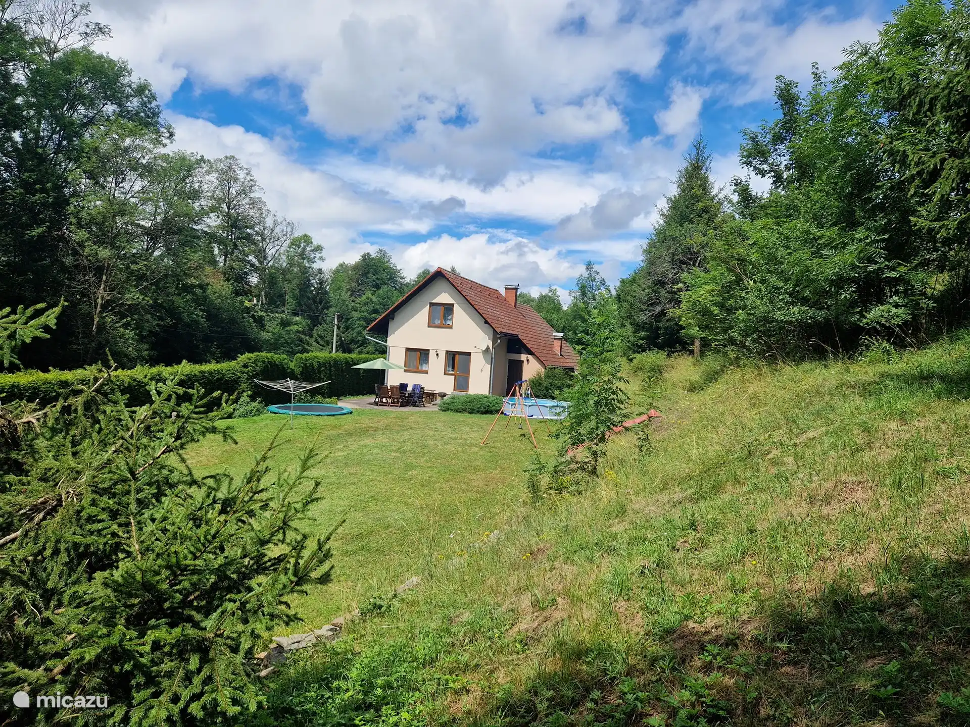 Gran jardín con gran terraza, muebles de jardín, piscina, cama elástica grande, columpio