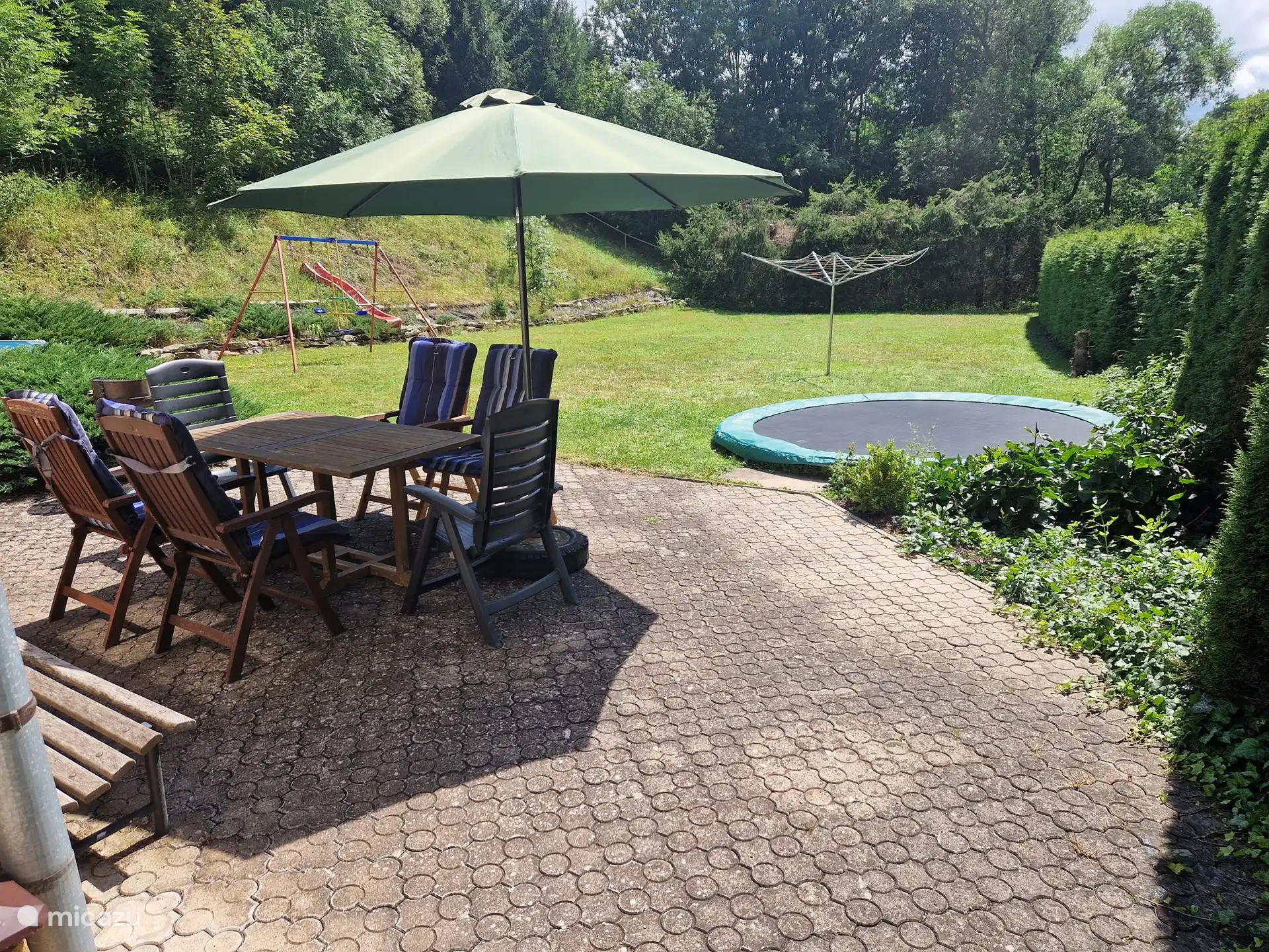 Amplia terraza con varios muebles de jardín directamente accesibles desde la sala de estar