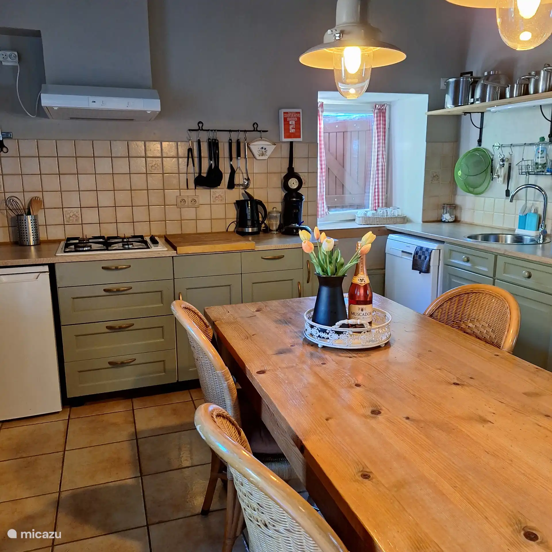 Keuken met spoel en kookgedeelte 