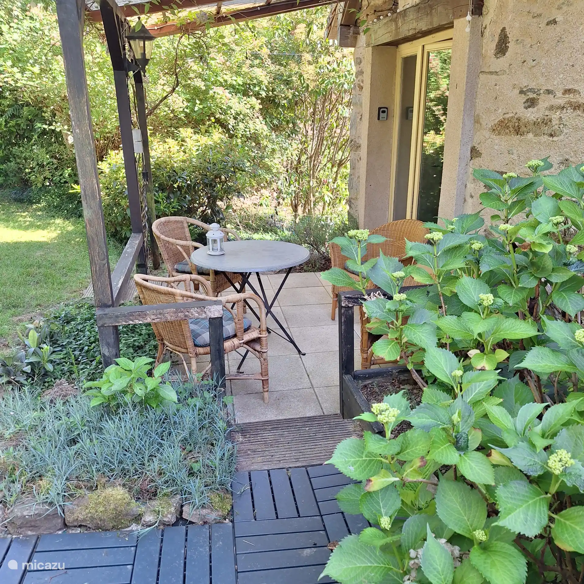 Vanuit de openslaande deuren komt u op het terras 