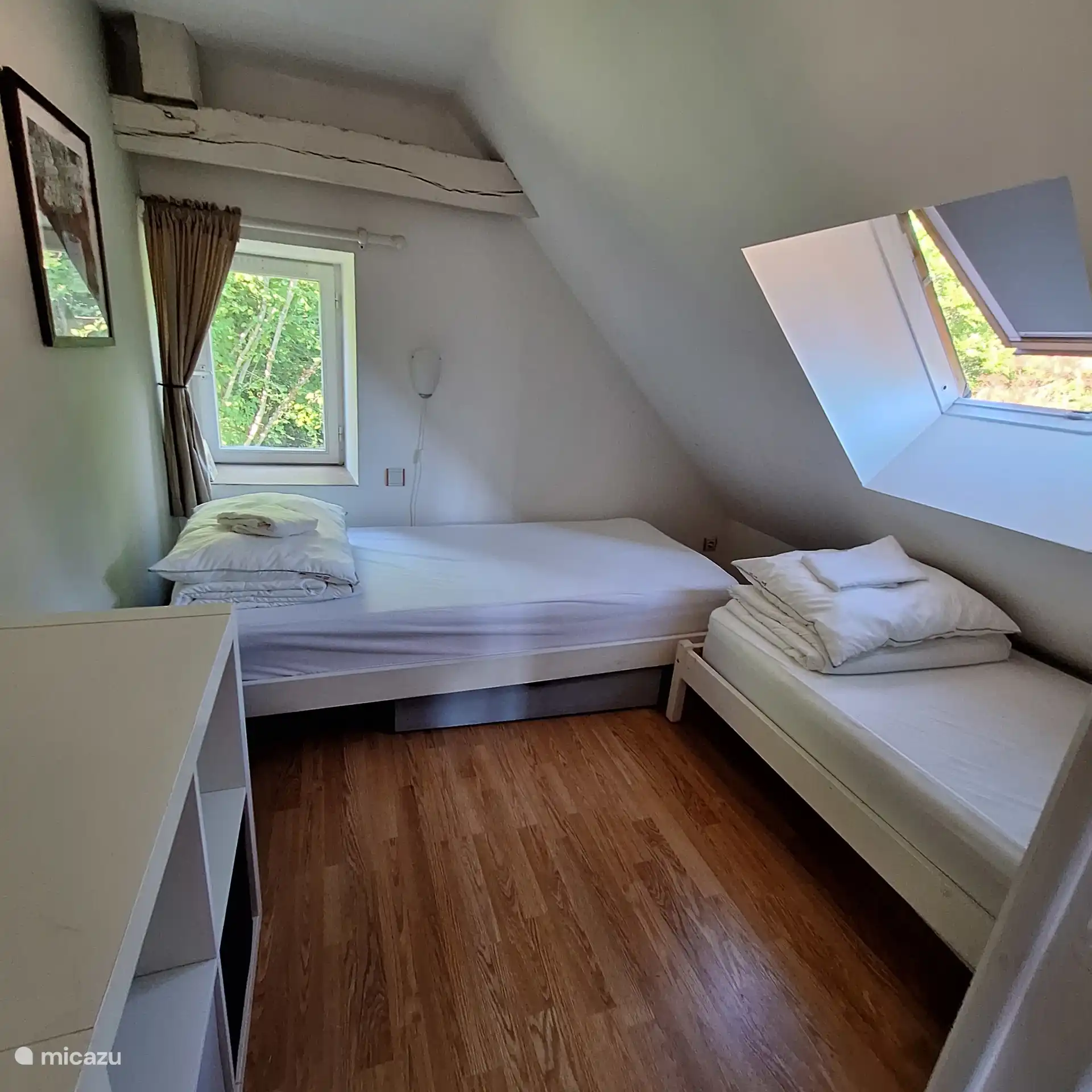 kleine slaapkamer met 2x eenpersoonbed 