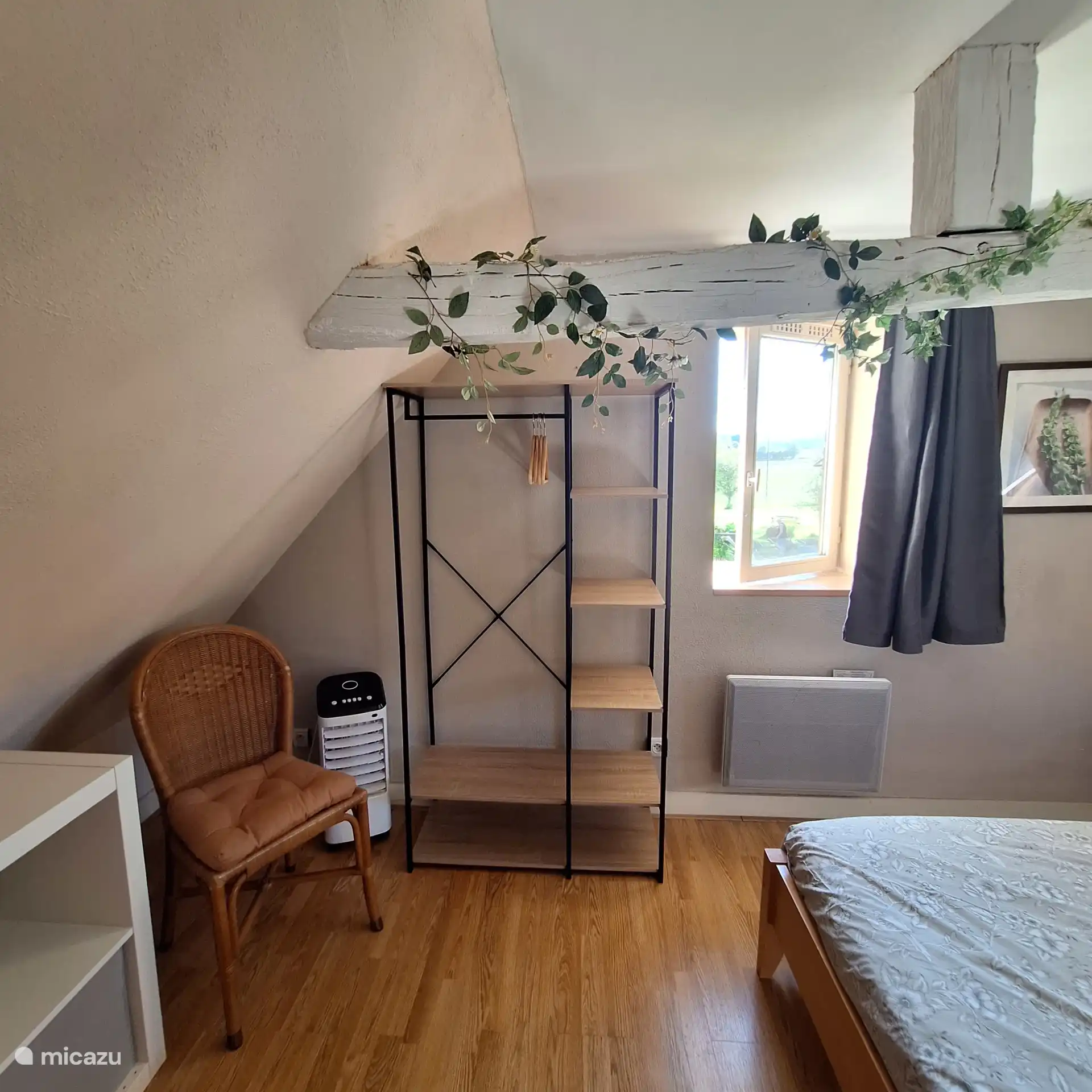 De grote slaapkamer met groot bed 160x 200