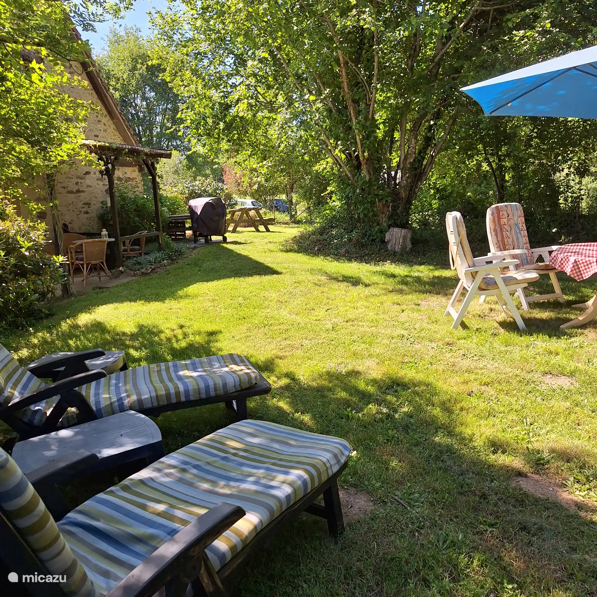 Heerlijk tuin met schaduw en zon.  Ligstoelen, tuinset, picknicktafel en hangmat. Ook de BBq is aanwezig. 