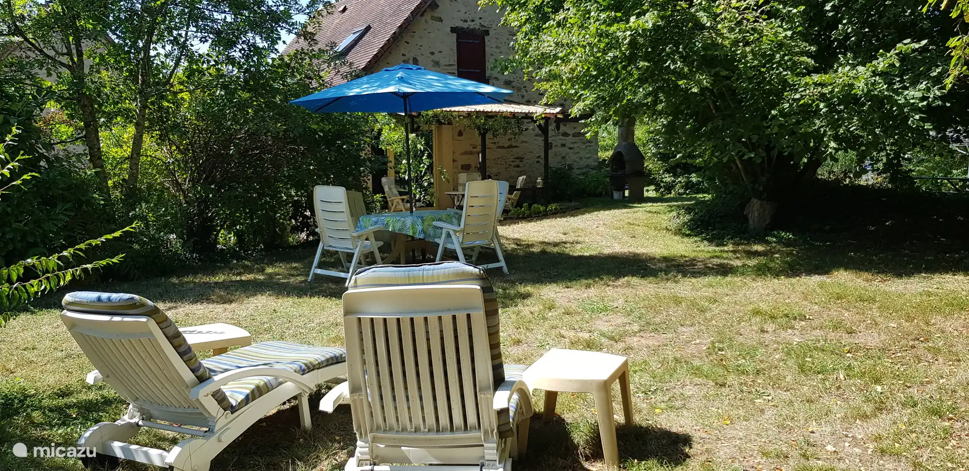spacious enclosed garden with garden furniture and 2 sun loungers 
