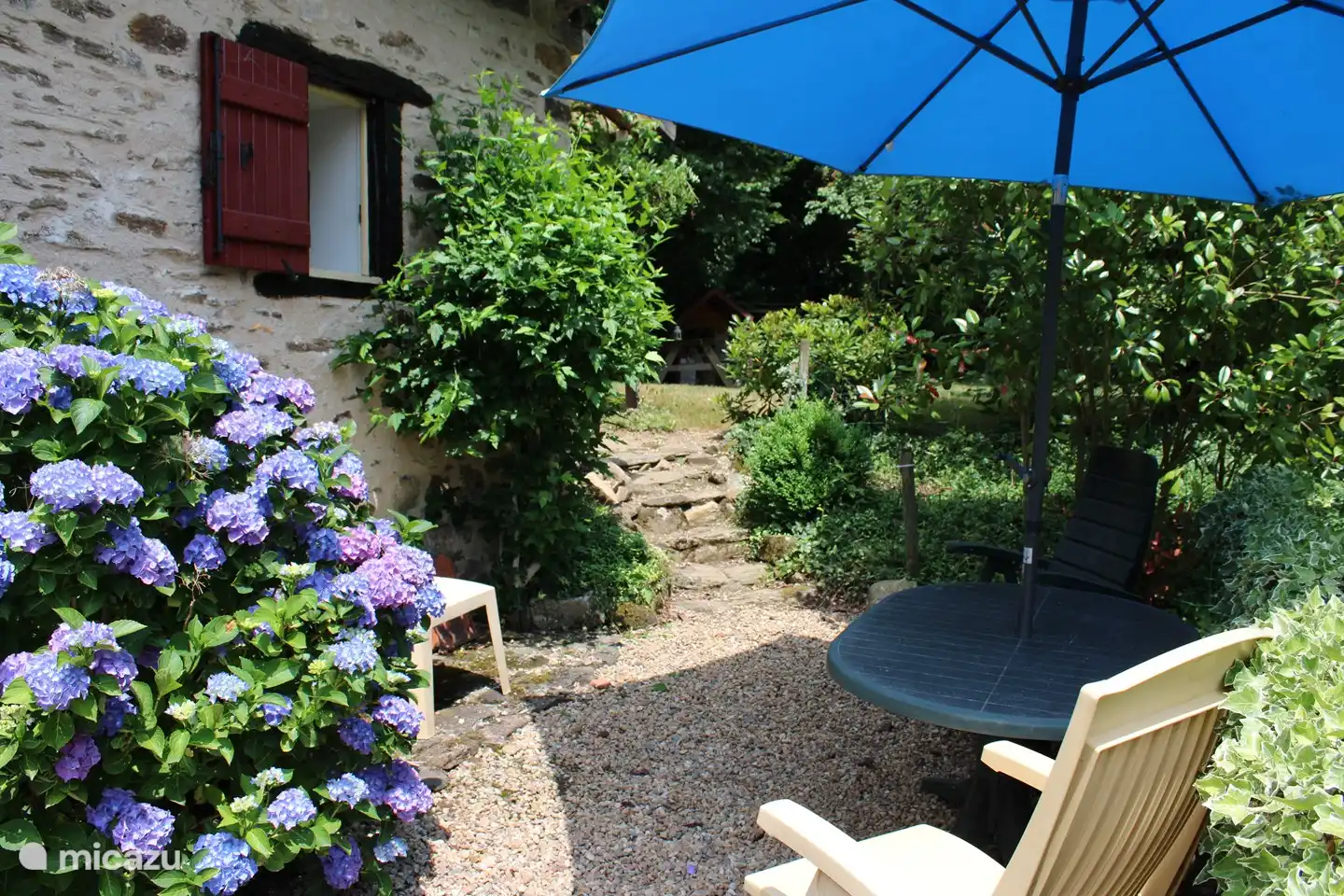 The front, a cozy and homely family cottage with spacious enclosed garden. The road in front of the house is the access road to our farm and ends in a dead end. Every now and then our neighbor passes by with his tractor 