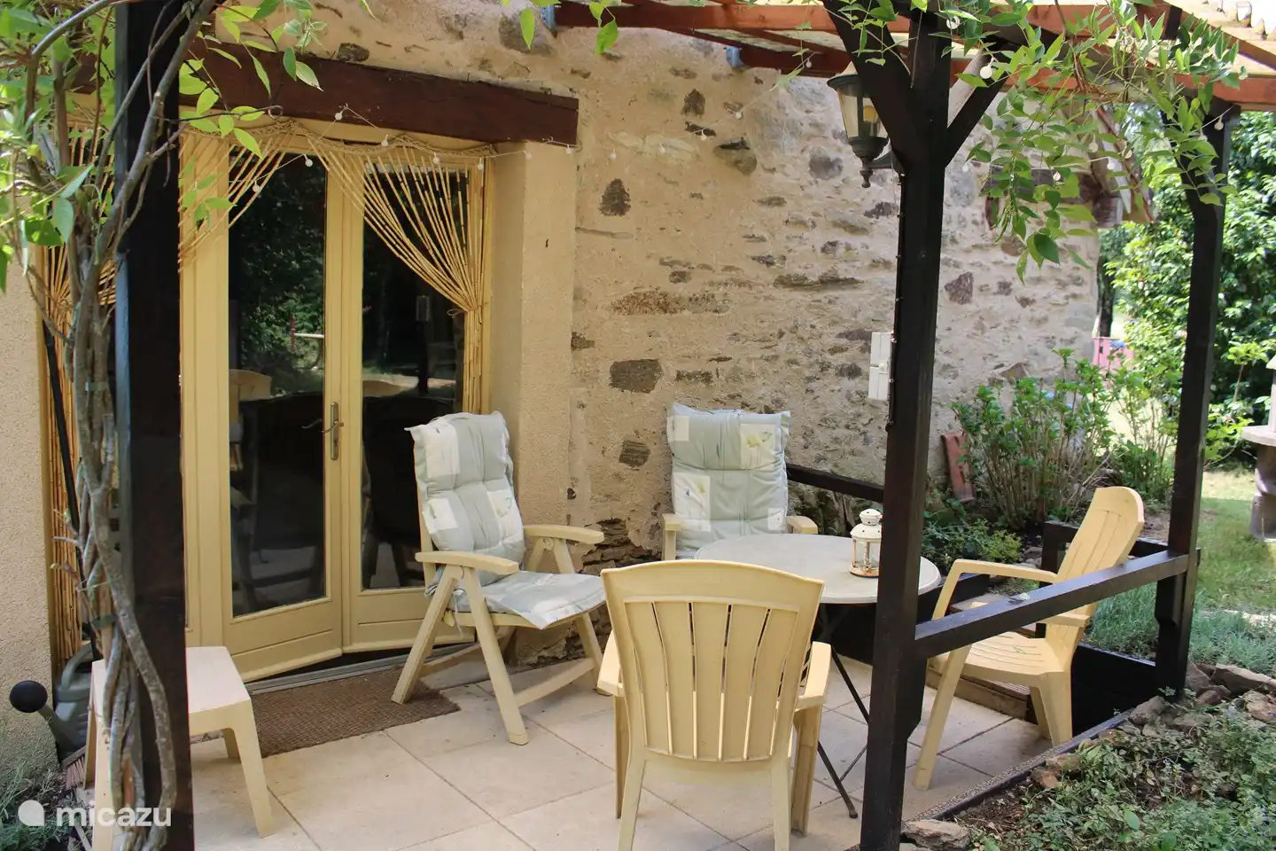 The covered terrace with picnic table, a great start to the day to have breakfast with your family.