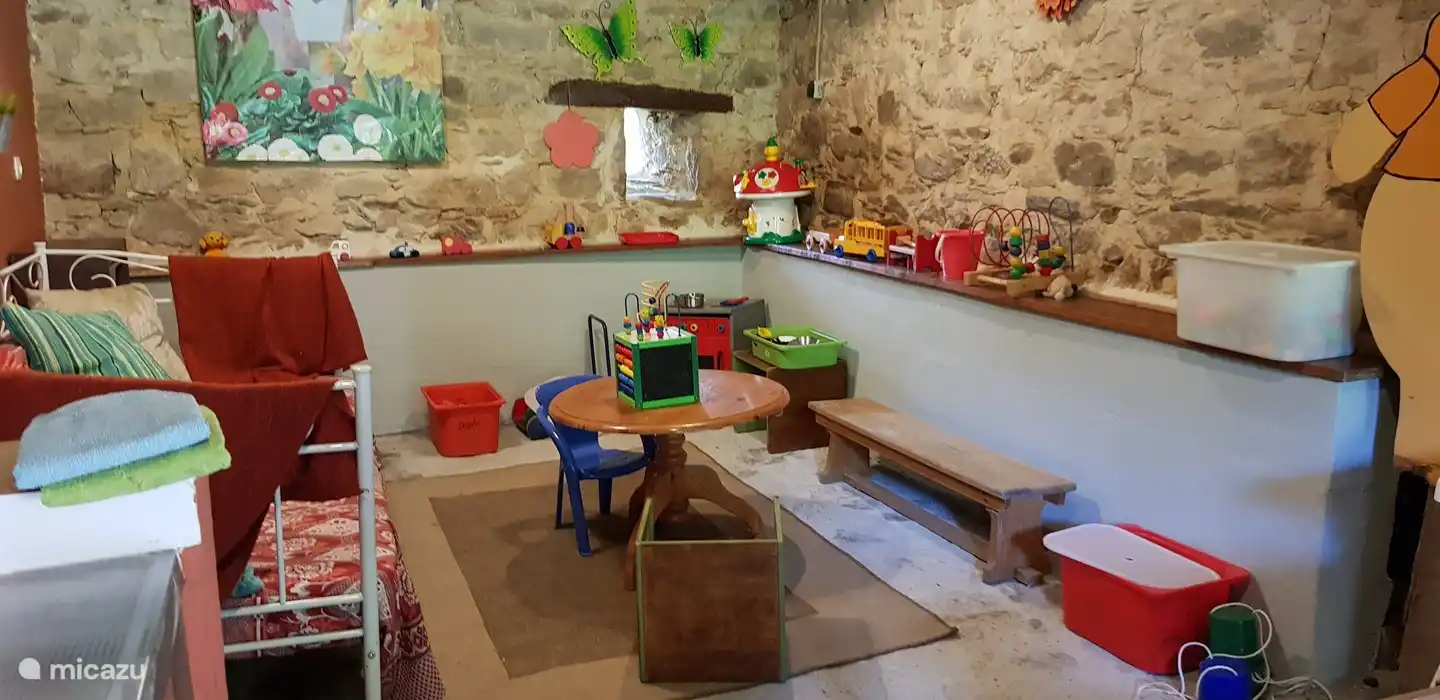 The indoor play corner in the creation room De Stal, do crafts, draw, play blocks or read a book on the thick cushions
