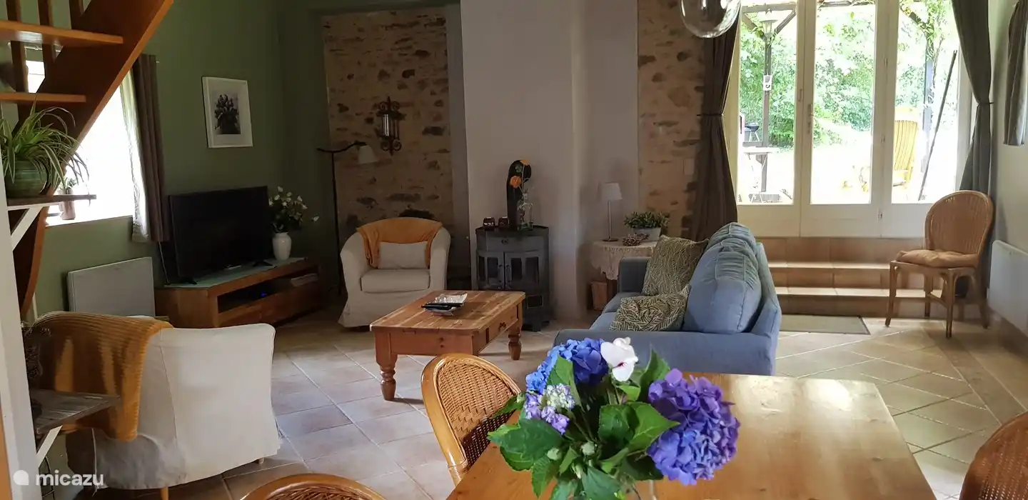 Cozy Salon with patio doors to the garden. Inside the TV with reception of Dutch TV channels 