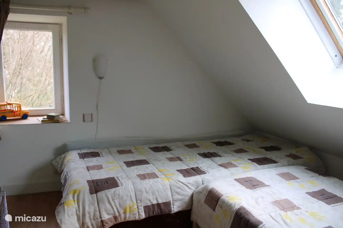 small bedroom with 2 single beds