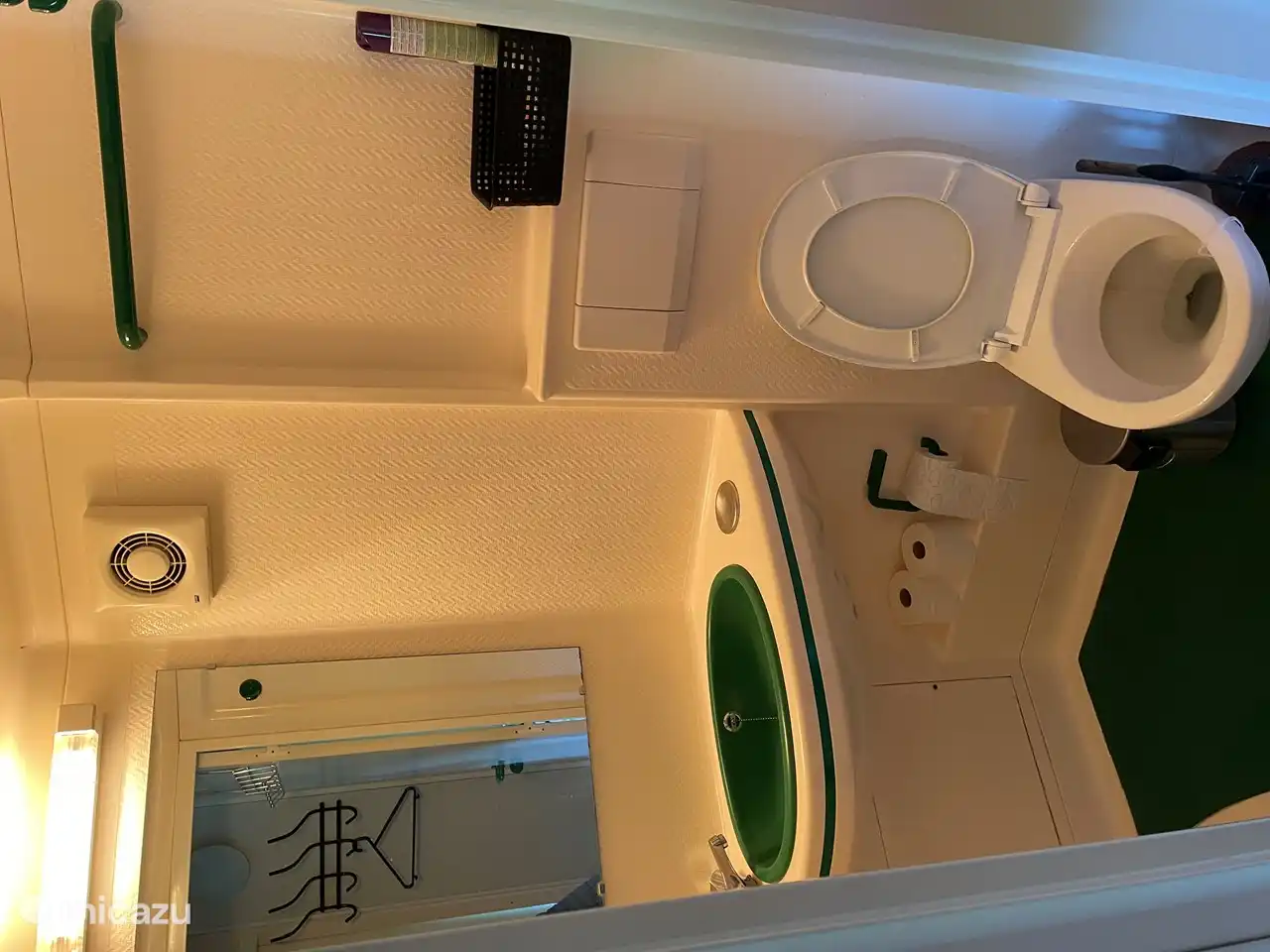 Das Badezimmer ist Standard, mit Toilette, Waschbecken und Dusche (auf dem nächsten Foto)