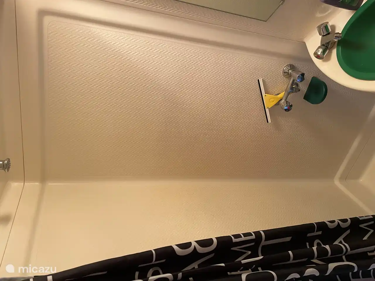 Die Dusche im Badezimmer.