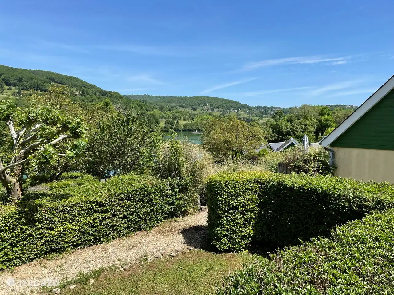 Von der Terrasse hat man einen Blick auf einen sehr schönen Stausee. Das ist sehr beruhigend.