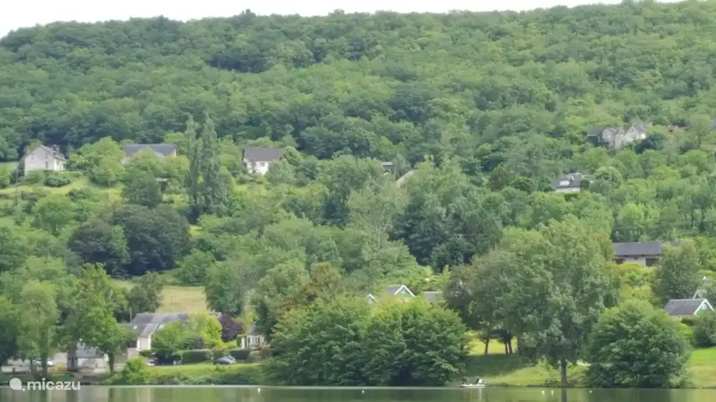 Ein MTB/Wanderweg (+/- 8km) führt rund um den See. Dieses Foto wurde auf der anderen Seite des Sees aufgenommen.