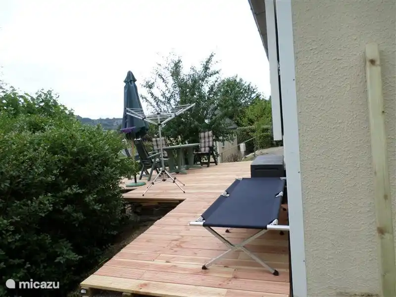 Die Terrasse ist mit Gartenmöbeln ausgestattet, es steht auch eine Trage zur Verfügung.
