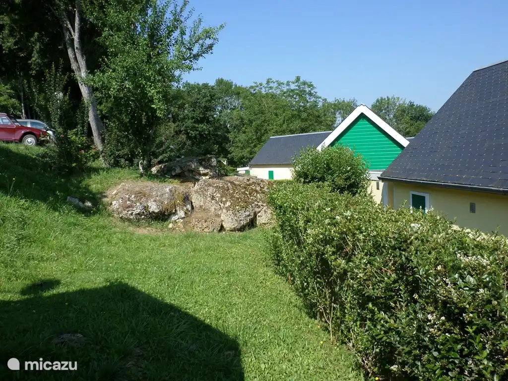 Dieses Foto wurde von der Seite der Terrasse aufgenommen, wo Sie den Parkplatz für Ihr Auto sehen können. Hier kann man auch sitzen.