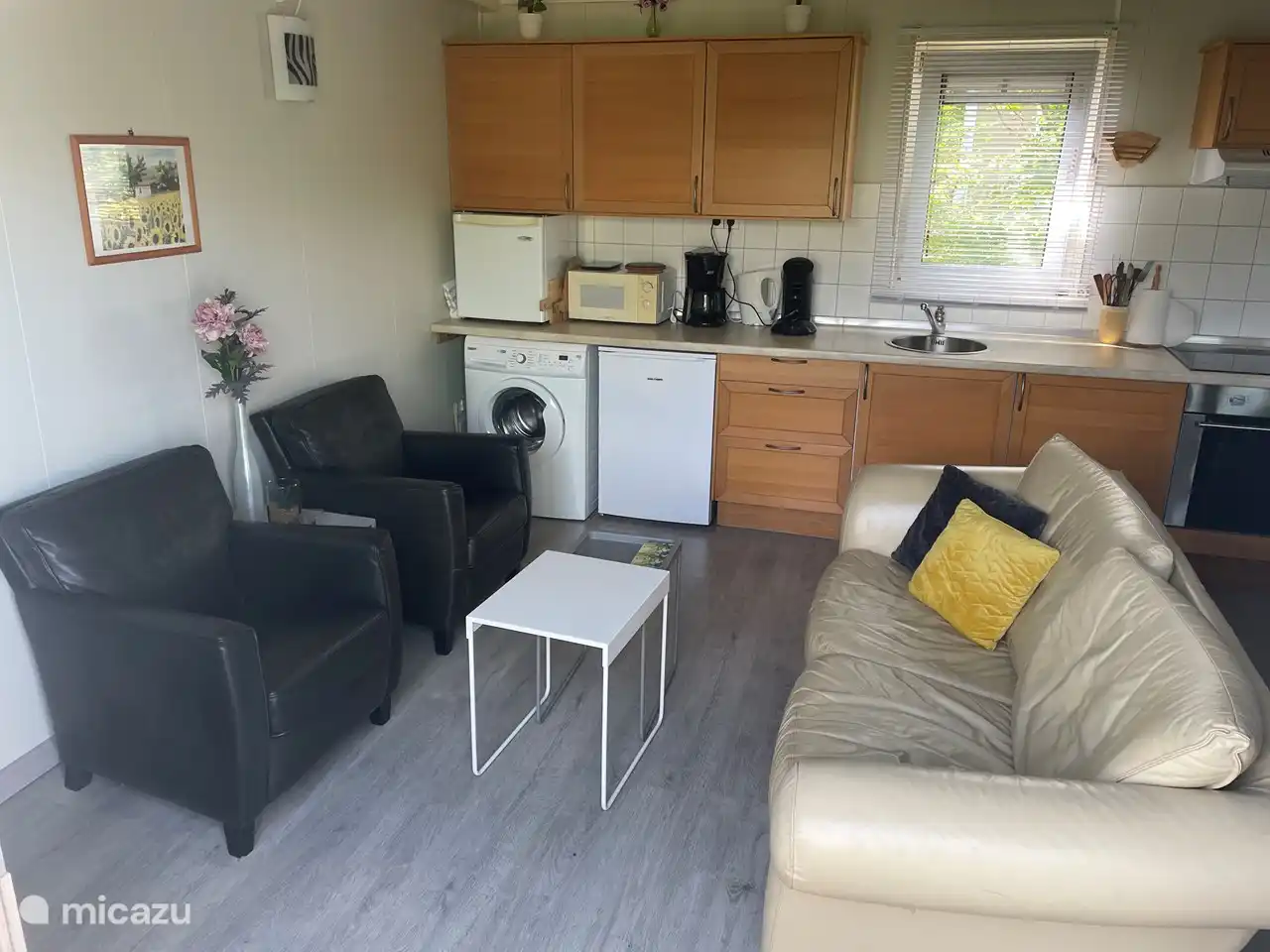 Wohnzimmer: verfügt über 2 Ledersessel und ein Ledersofa. (von der Tür genommen)