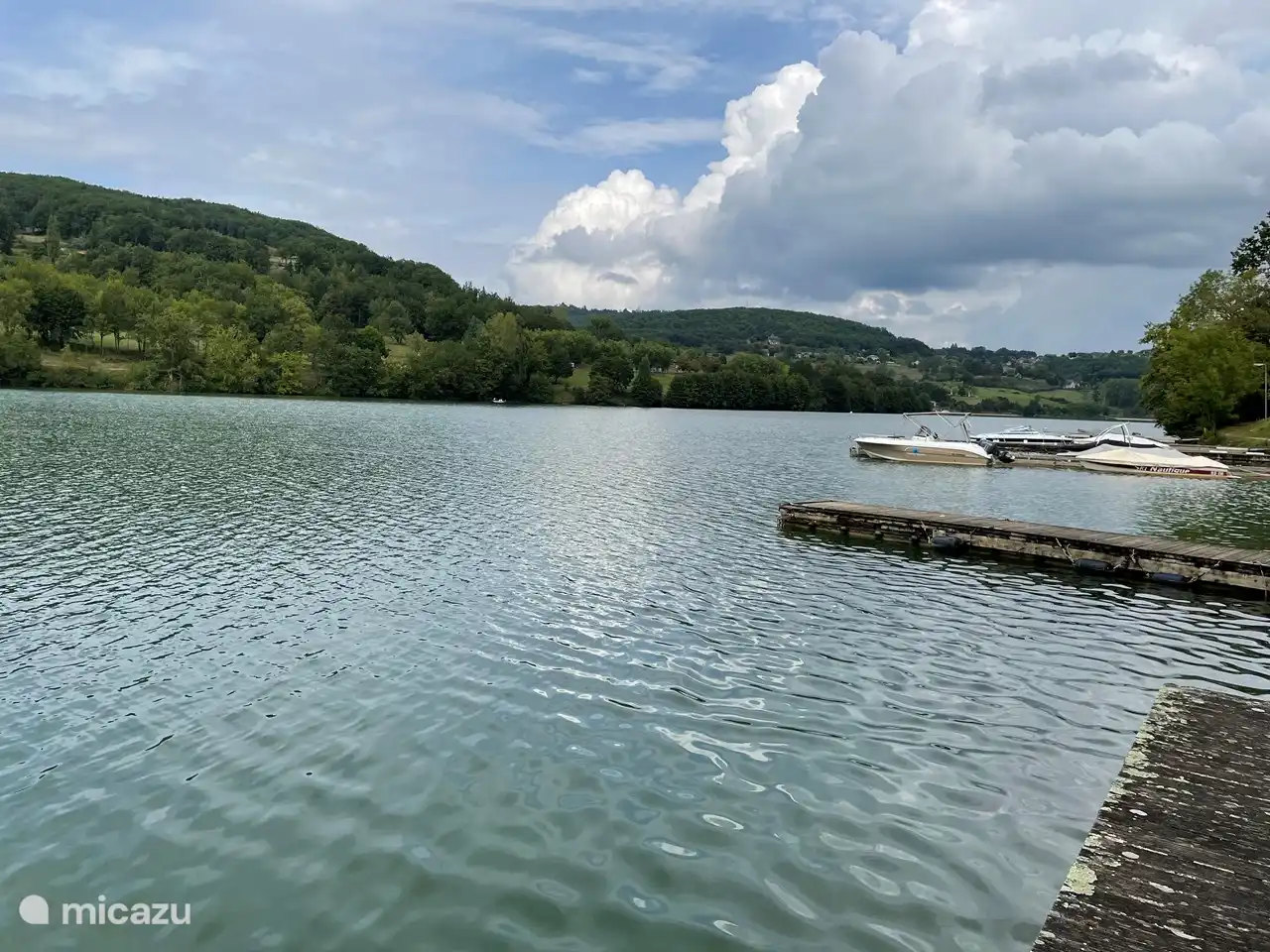Der Park liegt am Lac du Causse. Dies ist ein Stausee, in dem Sie viele Wassersportarten ausüben können.