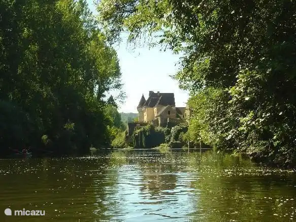 Auf der Vézère kann man eine Weile Kanu fahren.